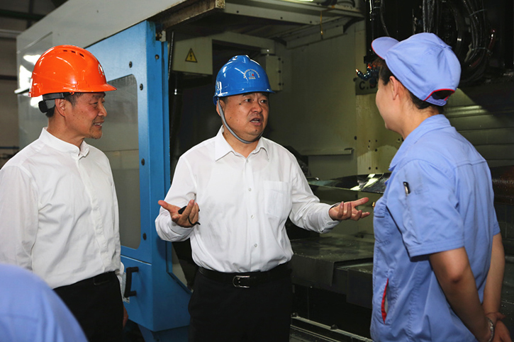 郝鹏与8188cc威尼斯集团一线生产职员深入交流